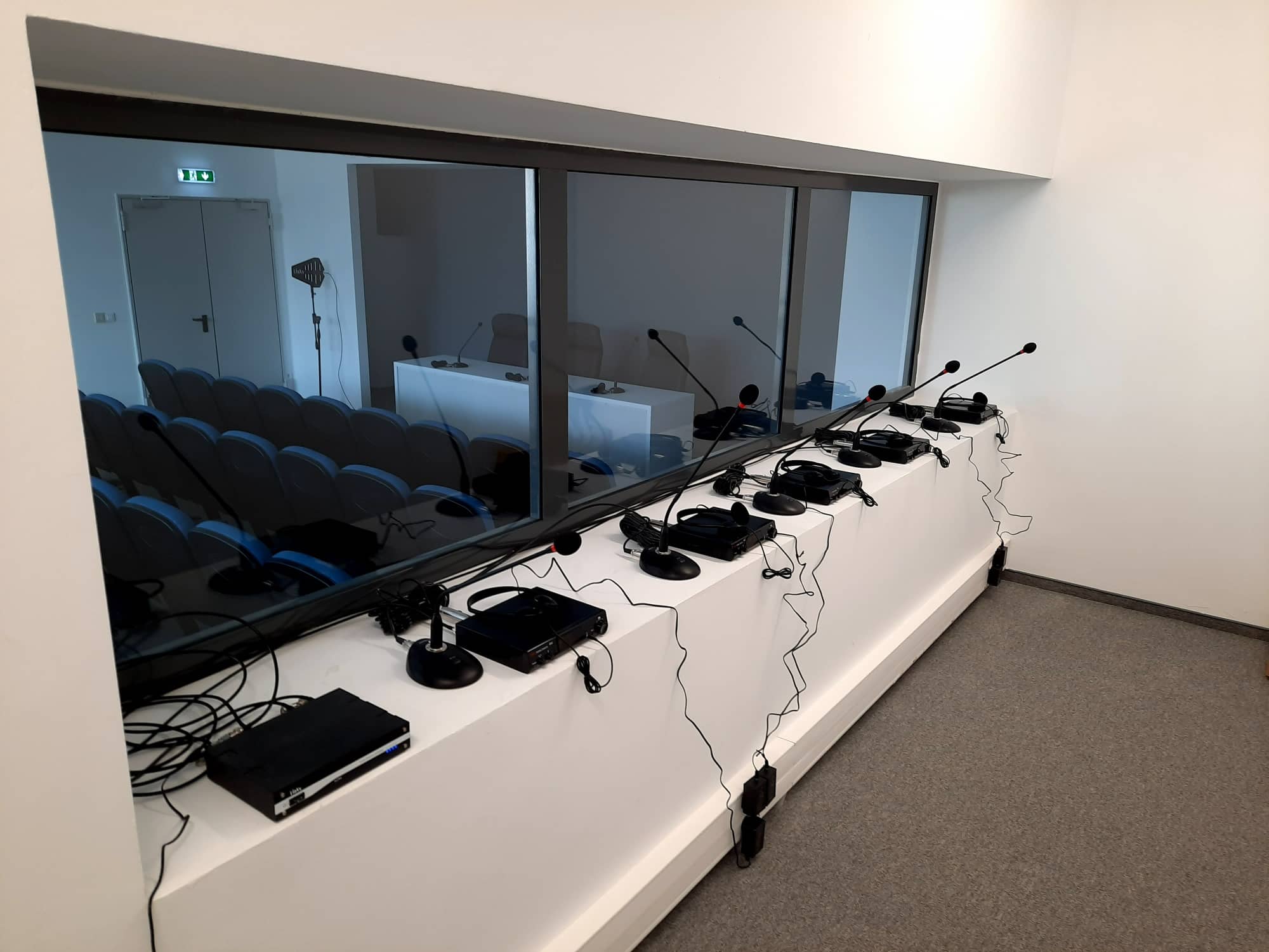 sistem-conferinta-traducere-simultana-sala-conferinte-arcul-de-trumf-stadion-0